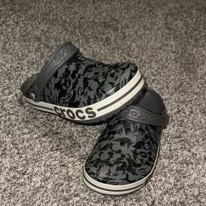 CROCS Kids' Gray Camo Slippers